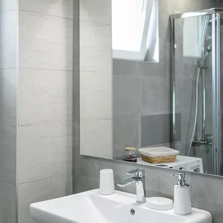 8th Hill Apartment *