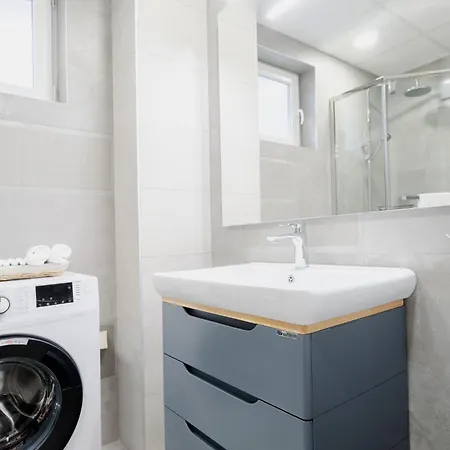 8th Hill Apartment *