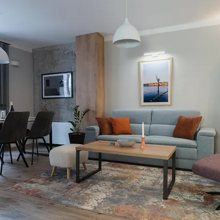 8th Hill Apartment *