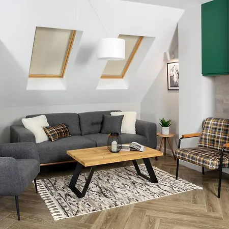 8th Hill Apartman